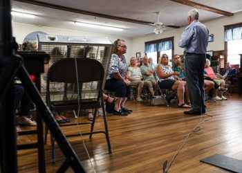 Mike Pence struggles to gain attention and traction in longshot bid