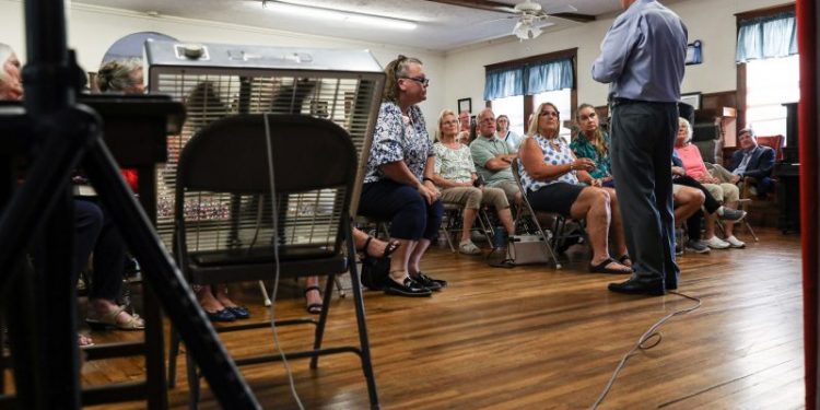 Mike Pence struggles to gain attention and traction in longshot bid