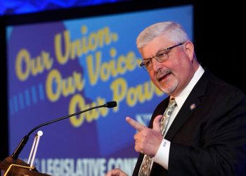 Retiring federal union chief worries about falling faith in government
