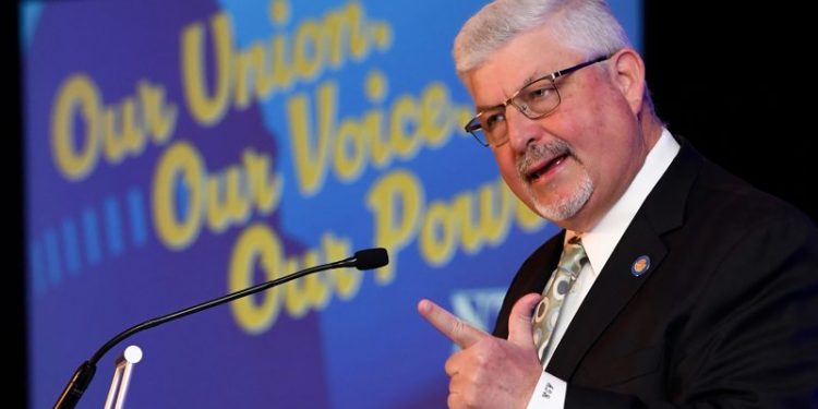 Retiring federal union chief worries about falling faith in government