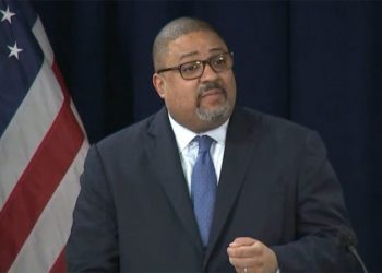 Manhattan DA Bragg announces illegal pot shop crackdown; one store owner fined over $400K