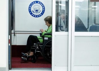 Sen. Dianne Feinstein appears confused during vote, prodded to say ‘aye’