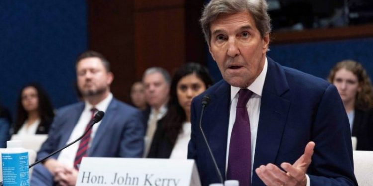 GOP demands John Kerry flight records to determine cost, carbon emissions of private flight