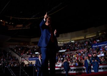 Trump calls for conditioning Ukraine aid on congressional Biden probes