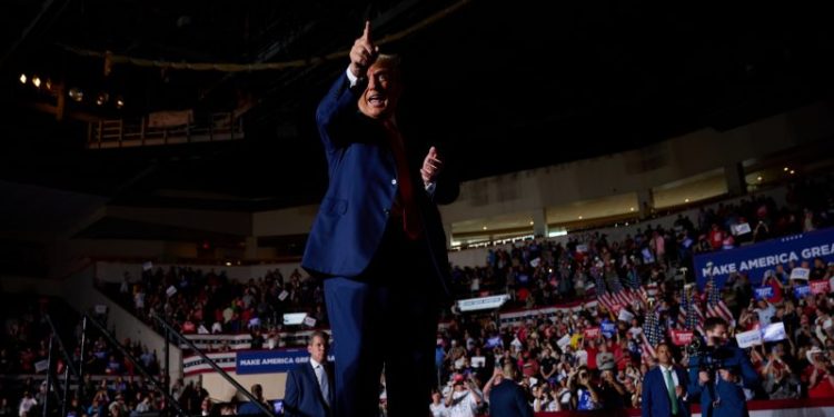 Trump calls for conditioning Ukraine aid on congressional Biden probes