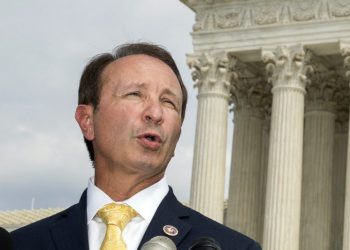 Judge blocks U.S. officials from tech contacts in First Amendment case