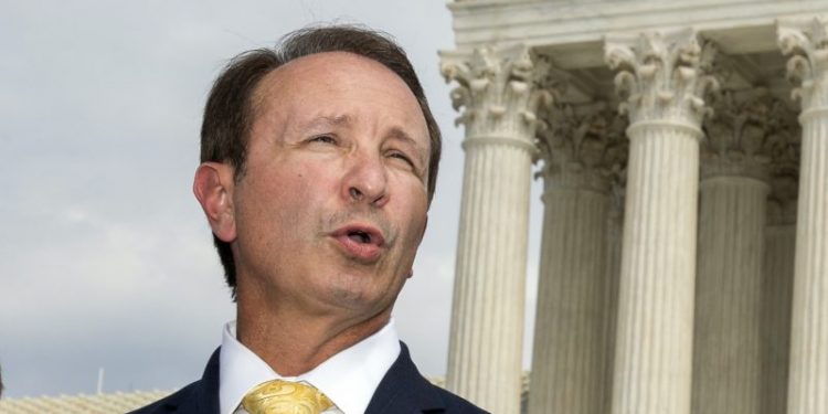 Judge blocks U.S. officials from tech contacts in First Amendment case