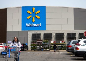 Some customers with Walmart-linked Green Dot Bank say they can’t access their money