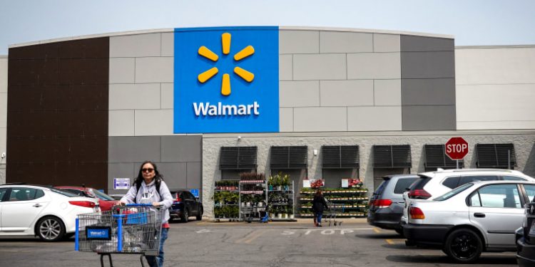 Some customers with Walmart-linked Green Dot Bank say they can’t access their money