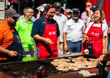 Ron DeSantis must defend Trump, show emotion in GOP debate, memos say