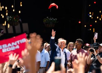 Trump swoops into Iowa fair, defying customs and clashing with DeSantis
