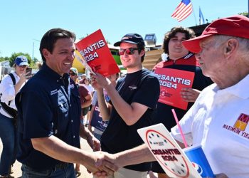 In Iowa, DeSantis plows forward after early missteps and staff problems