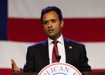 RNC signs first candidate for debate with pledge to support nominee