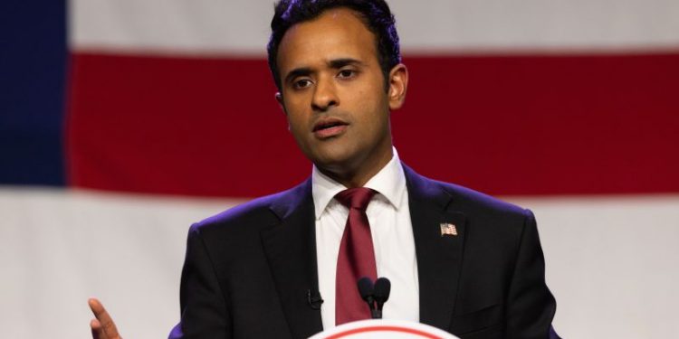 RNC signs first candidate for debate with pledge to support nominee