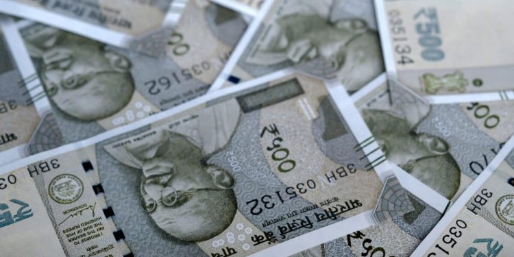 Rupee Finds Support After Opening Dip