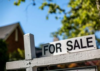 Mortgage demand falls to 27-year low despite drop in interest rates