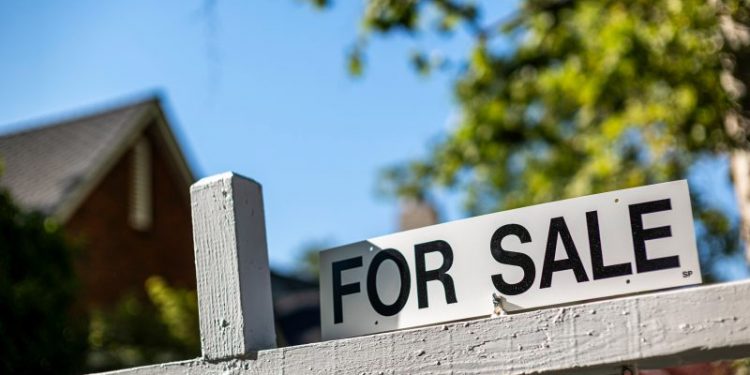 Mortgage demand falls to 27-year low despite drop in interest rates