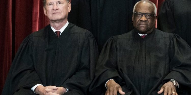 Justice Thomas details jet travel, property deal with billionaire