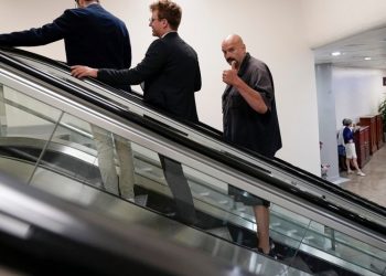 Senate adopts resolution requiring men to wear business attire on chamber floor