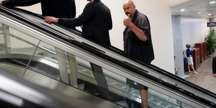 Senate adopts resolution requiring men to wear business attire on chamber floor