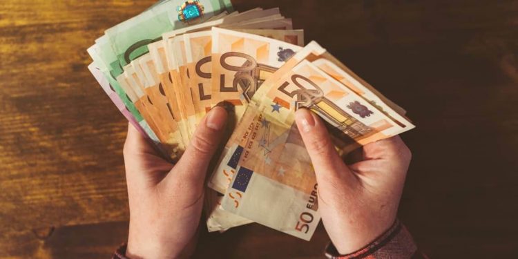 EURUSD and GBPUSD: The euro is recovering from 1.04880 low