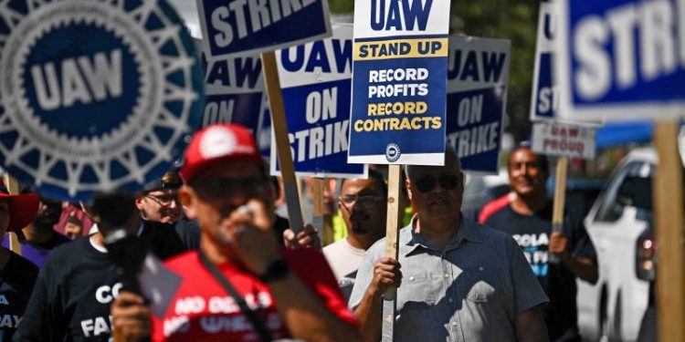 UAW leadership holds off on new strikes as Big Three talks continue