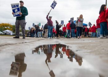 Biden, Trump visits fall flat for autoworkers girding for long strike
