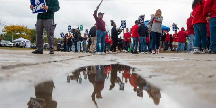 Biden, Trump visits fall flat for autoworkers girding for long strike