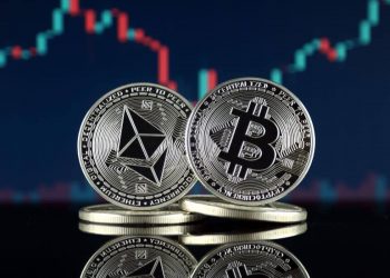 Bitcoin and Ethereum: Bitcoin remains stable above $33500