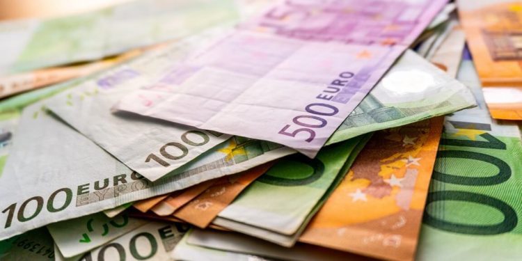 Euro Exchange Rate at Risk: The Path Towards Parity