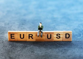 EURUSD and GBPUSD: Euro in bullish consolidation to 1.05400