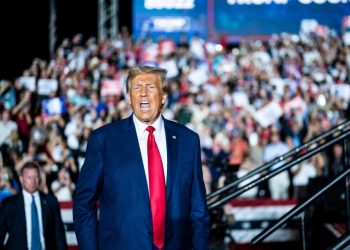 Trump flexes dominance with counter-programming to Republican debate