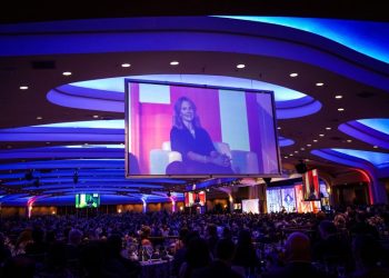 Justice Barrett gets standing ovation at Federalist Society gala