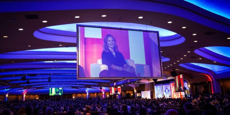 Justice Barrett gets standing ovation at Federalist Society gala
