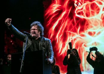 Argentina election showdown as libertarian outsider looks to take down establishment candidate