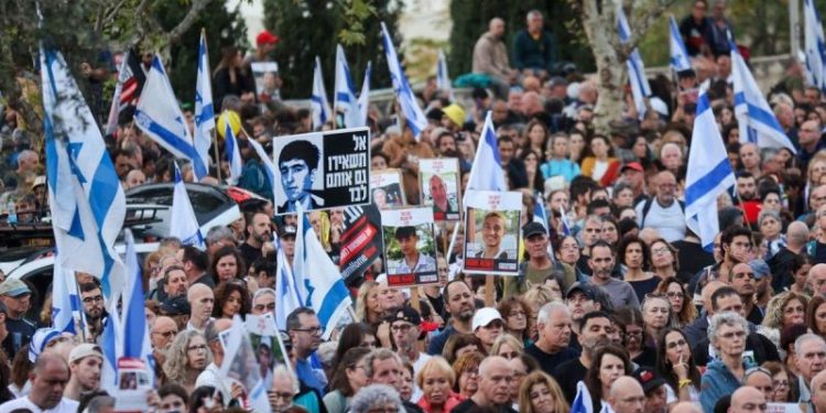 Families of Israeli hostages march towards Jerusalem demanding action from government