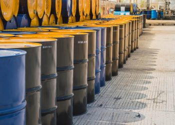 Navigating the Dynamics of Oil Drops in a Shifting Market