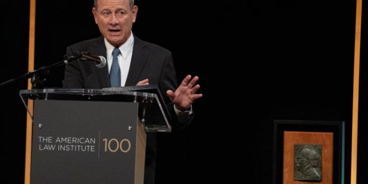 Roberts sidesteps Supreme Court’s ethics controversies in yearly report