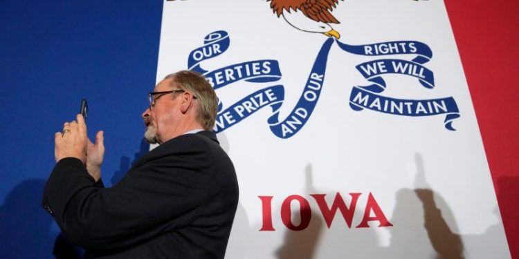 Trump towers over GOP rivals in Iowa, spurring fierce battle for second