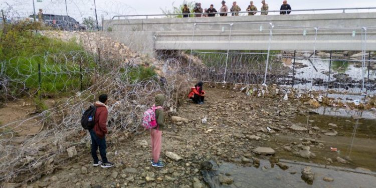 Supreme Court clears way, for now, for Texas to arrest and deport migrants