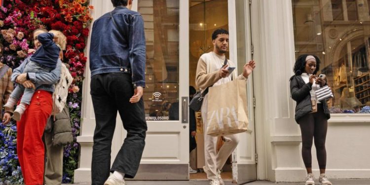 U.S. consumer sentiment falls slightly as outlook for inflation worsens