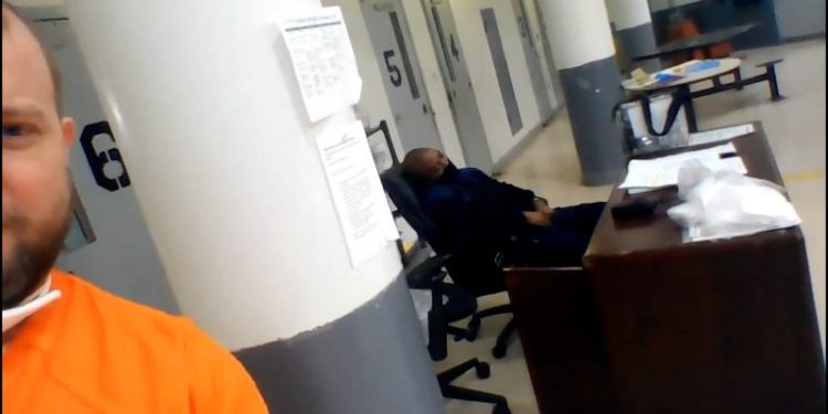 Jan. 6 defendant’s attorney posts video of sleeping D.C. jail guard